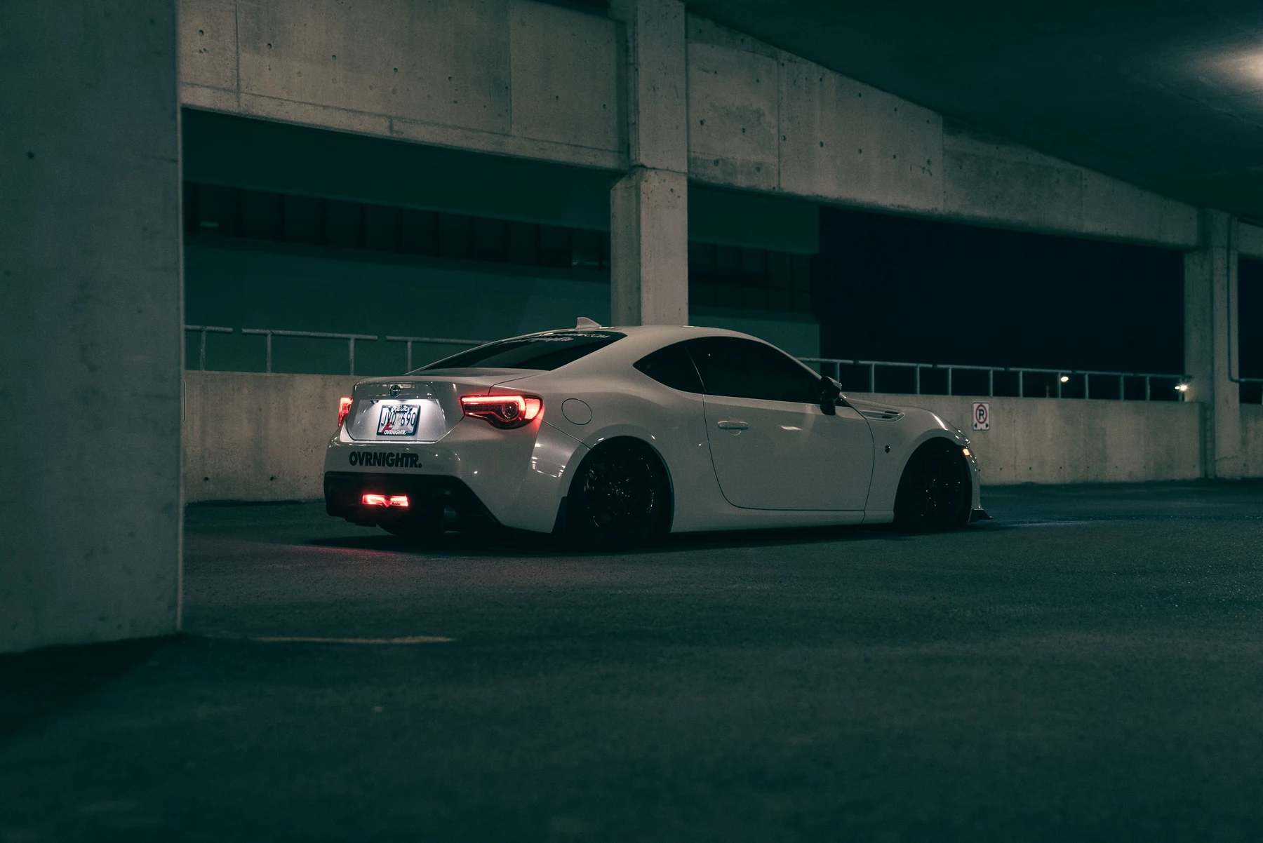 Modernes Auto in einer Garage
