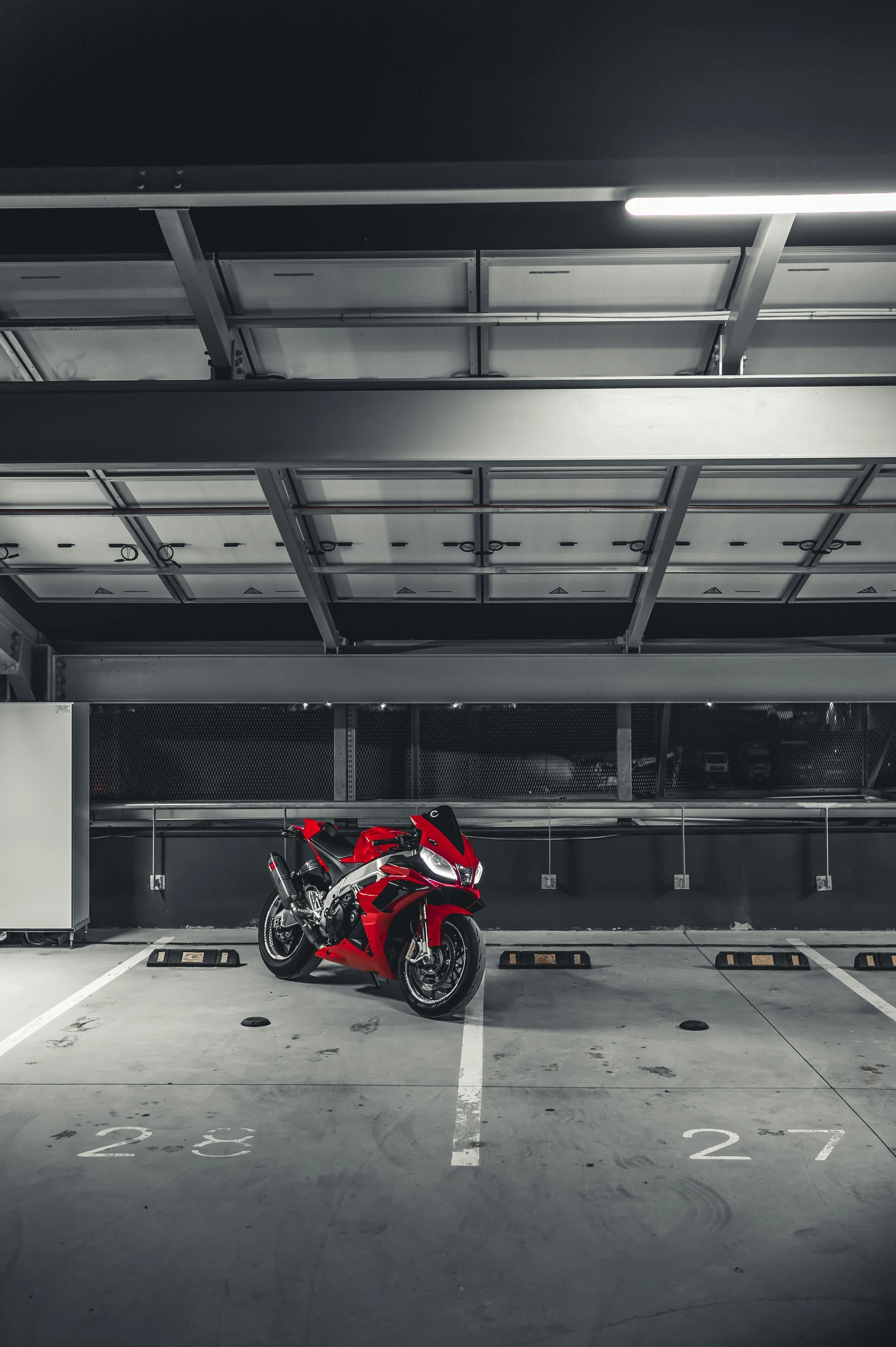 Motorrad in einer Garage